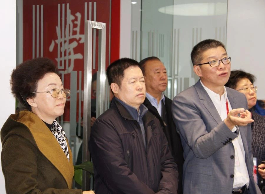中稅協(xié)會長宋蘭（左一），稅務(wù)總局納服司副司長于耀財（左二）在ATA公司考試指揮中心視察全國考試情況。